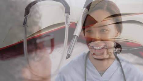 animación del estetoscopio sobre una doctora con una mujer mayor sonriendo