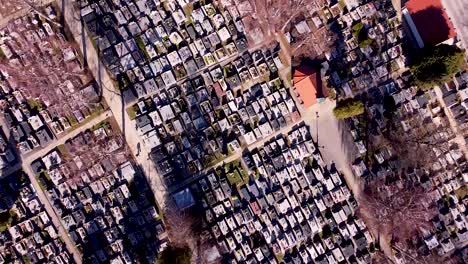 vista de pájaro del cementerio en un día soleado, toma cinematográfica de drones