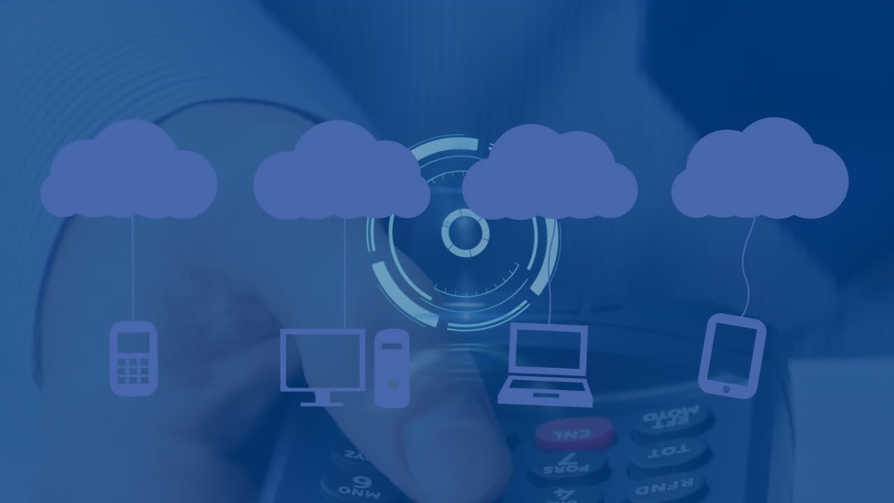 animación de nubes con iconos y escaneo de alcance sobre las manos de una mujer caucásica