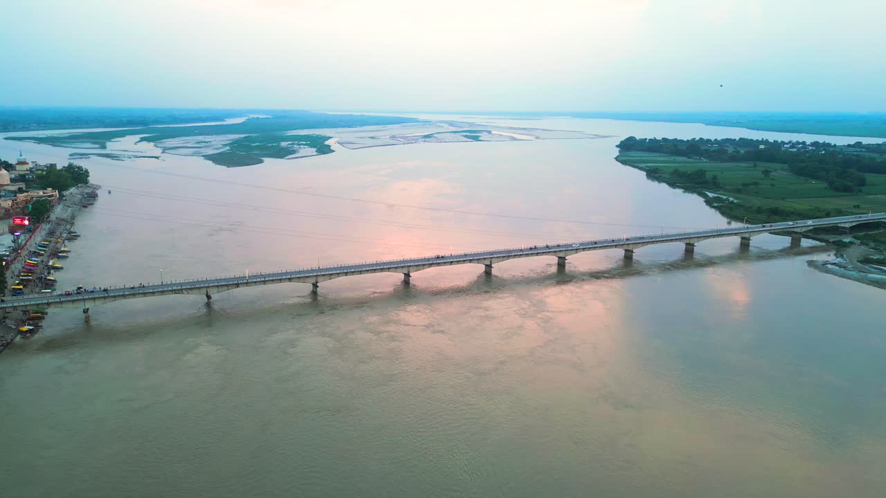 puente saryu sobre el río ghaghara y vista de la ciudad en uttar pradesh