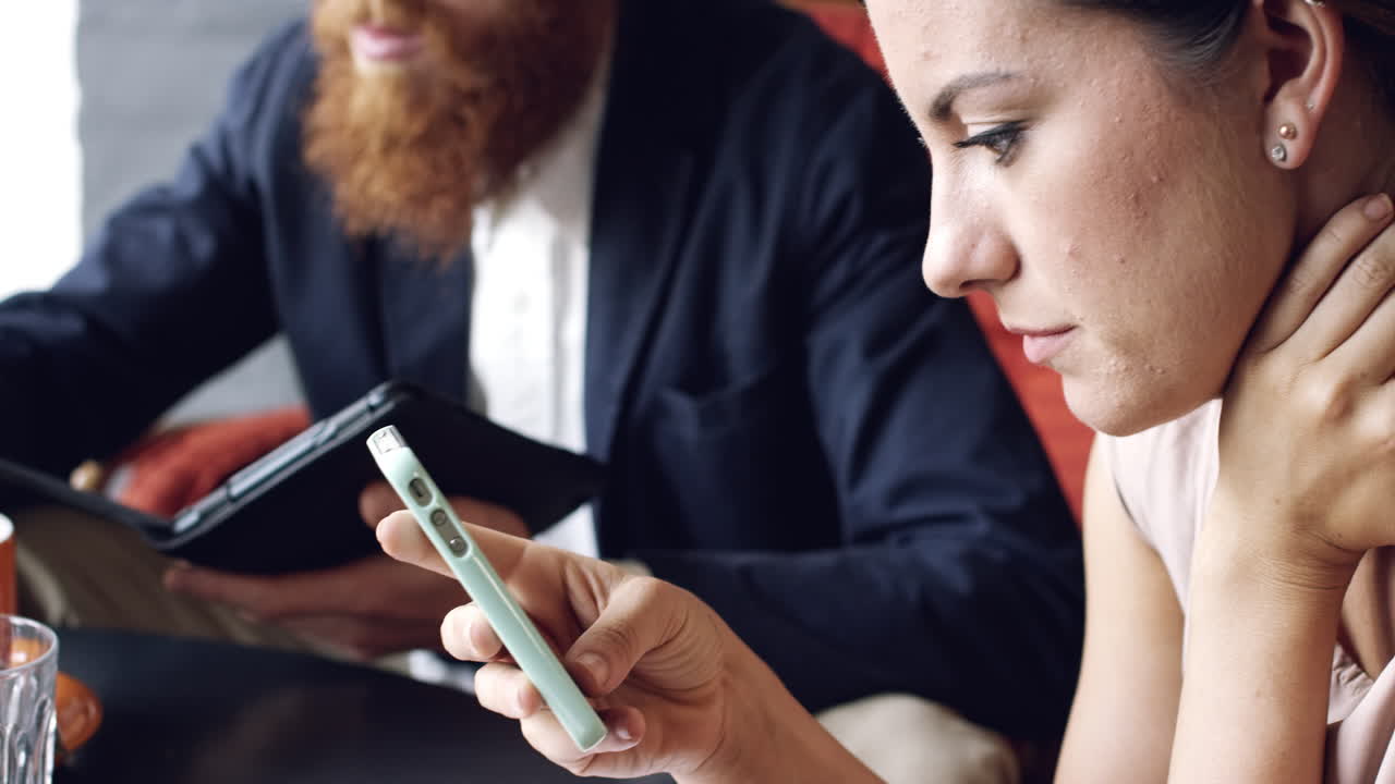 amigos pasando el rato usando una pantalla táctil de tableta digital en un café