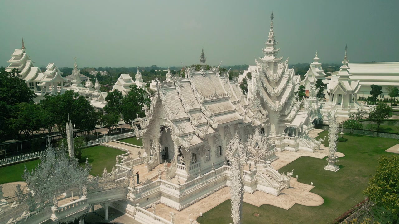 Góc nhìn từ trên không của Chùa Trắng Wat Rong Khun ở Chiang Rai
