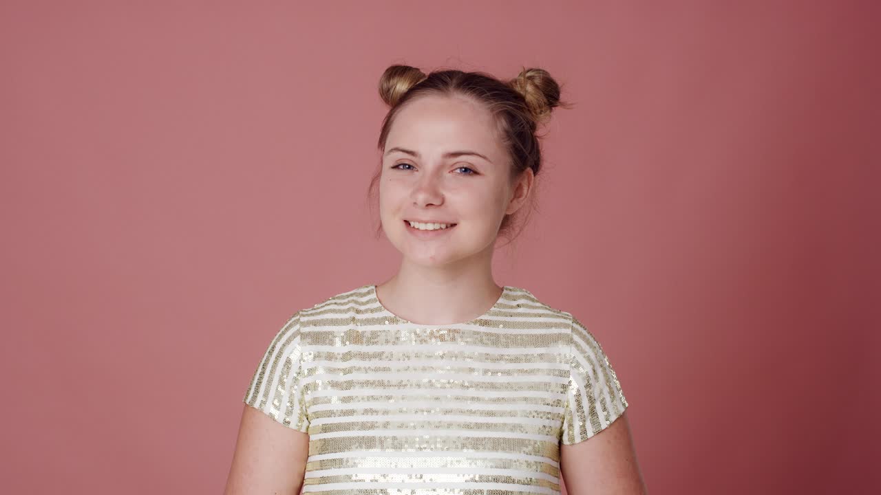 retrato de una adolescente caucásica sonriente.