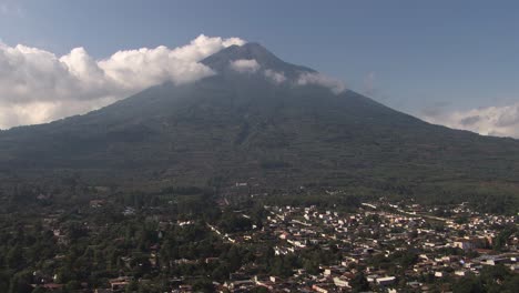 Impresionante-Vista-Aérea-Del-Majestuoso-Volcán-De-Agua-De-Guatemala-Capturada-Desde-Un-Helicóptero.