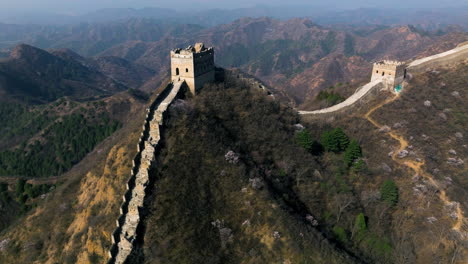 vista aérea de un avión no tripulado de la gran muralla de jinshanling en el condado de luanping, chengde, provincia de hebei, al noreste de beijing, china