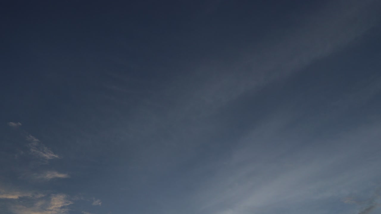 황금 시간 동안 하늘에서 움직이는 구름의 얇은 층의 시간 경과
