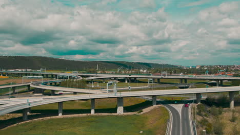 Luftaufnahme-Der-Kreuzung-Außerhalb-Von-Prag-Mit-Viadukten-Und-Kreuzungen-Mit-Verkehrssommer