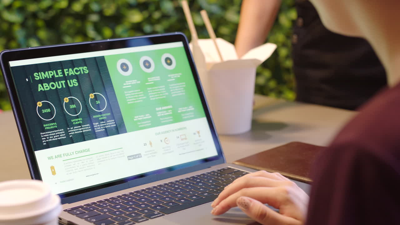 gente de negocios colaborando en un café