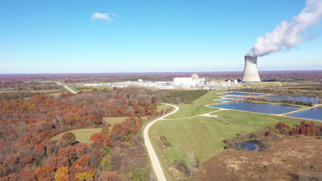 Riprese aeree 4K di ciminiera e impianto industriale.