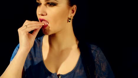 una mujer joven tomando pastillas.