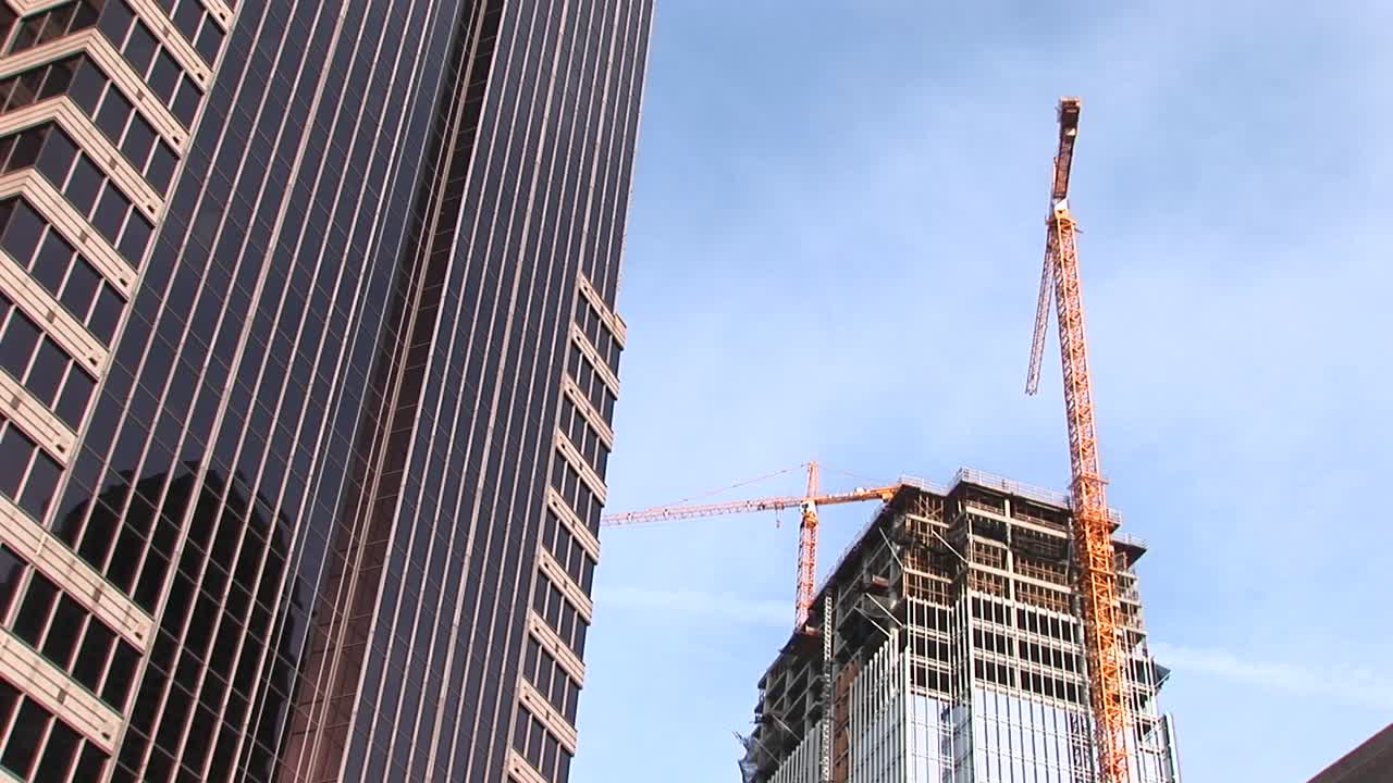 una toma inclinada de un rascacielos y una nueva construcción en la ciudad de atlanta
