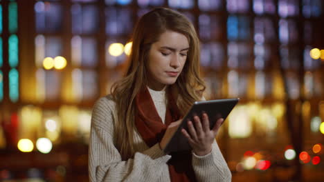 Schöne-Frau,-Die-Draußen-Auf-Einem-Tablet-Tippt.-Hübsches-Mädchen,-Das-Einen-Tablet-Computer-Sucht.