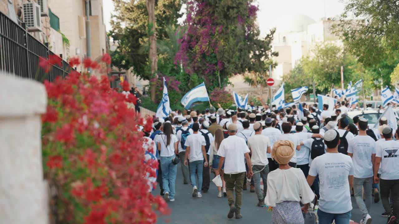 israelíes judíos marchan con bandera hebrea en jerusalén israel