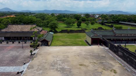 Ciudad-Imperial-De-Hue-En-Vietnam-Y-Los-Templos-Dentro-De-La-Ciudadela