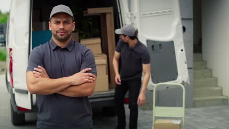 retrato de video del hombre de la entrega de pie al lado de la furgoneta en movimiento.