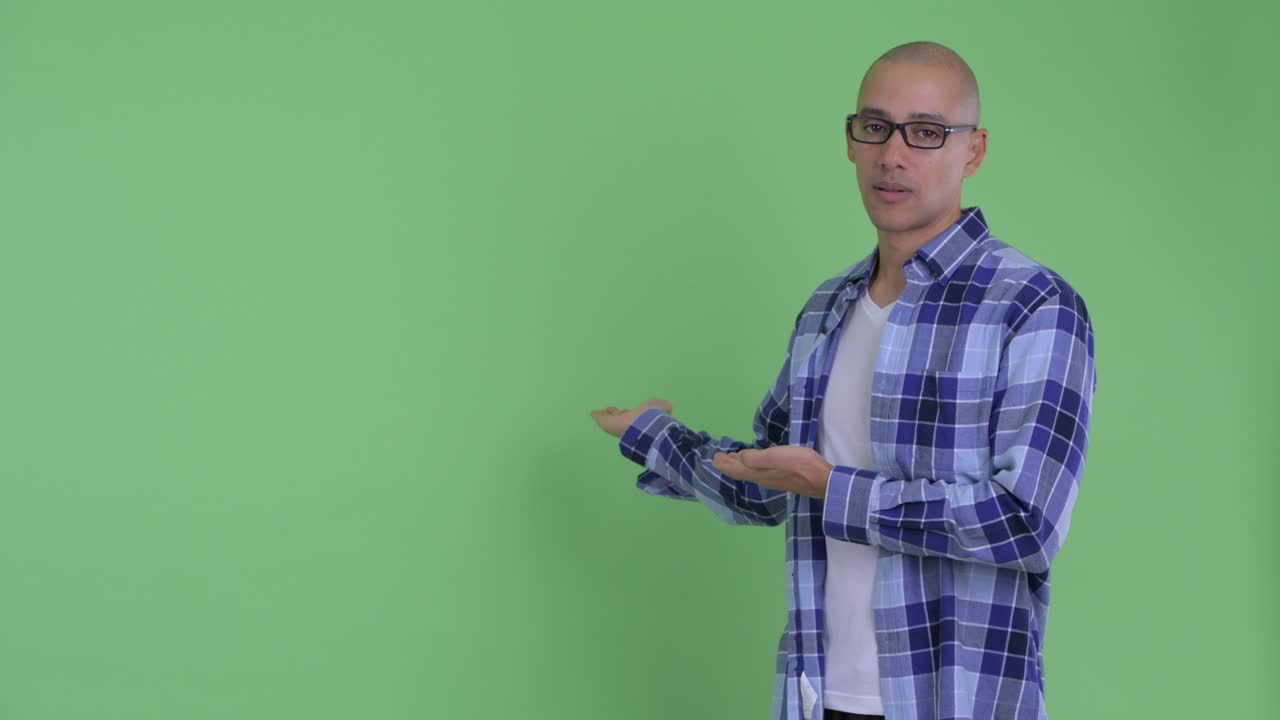 hombre calvo hipster estresado mostrando algo