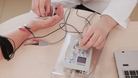 pruebas de nervios del paciente utilizando electromiografía en el centro médico
