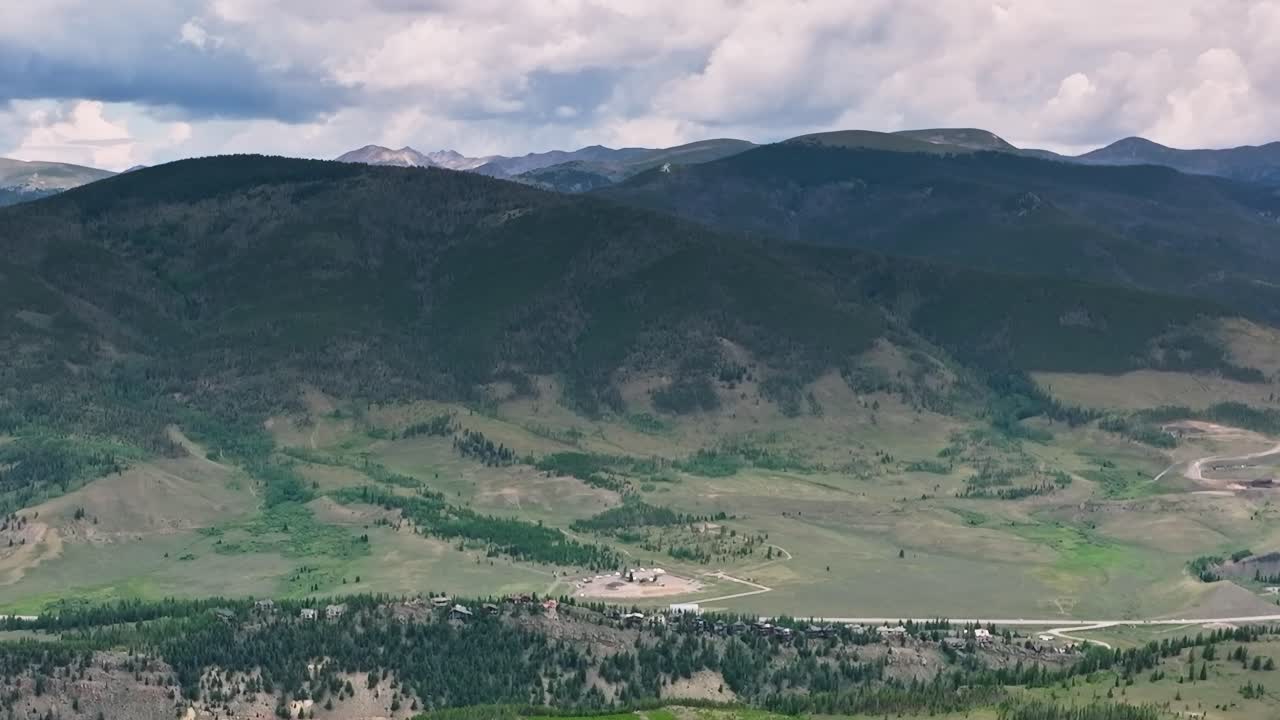 Vista sulle montagne in Colorado con campi verdi e cielo nuvoloso