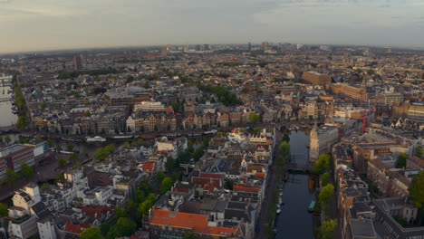 Hermoso-Dron-Circular-Disparó-Sobre-Los-Canales-Centrales-De-Amsterdam-Y-Las-Casas-Adosadas