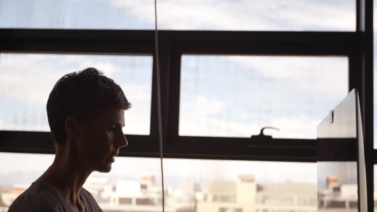 mujer de negocios que trabaja en la oficina 4k