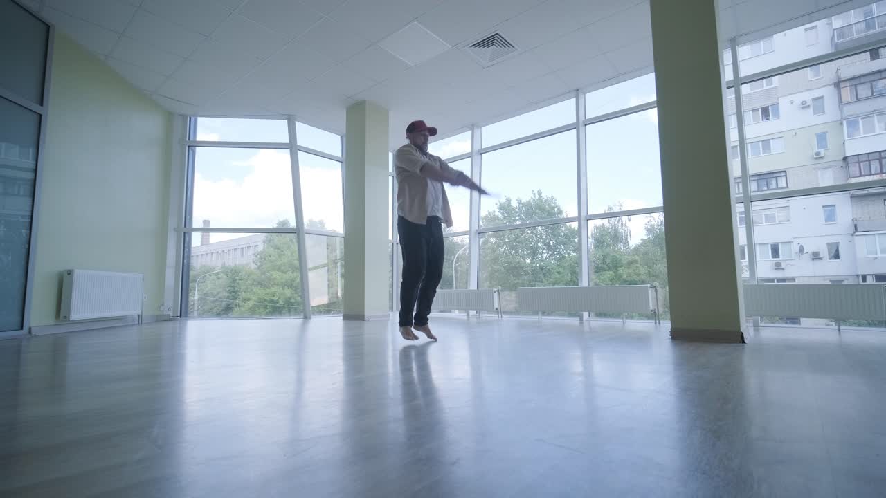 joven elegante bailando break dance y coreografía. rendimiento, movimiento, estilo y concepto de moda