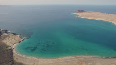 Vista-Aérea-De-La-Isla-De-La-Graciosa-Y-Su-Bahía-Con-Playa-De-Arena