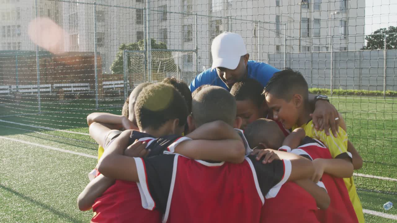 Soccer kids gathering in cercle in a sunny day