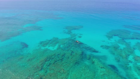 Wreck-of-sunken-ship-off-Caribbean-coast