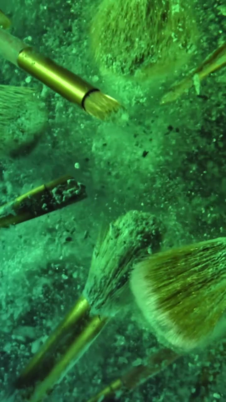 Pennelli che si puliscono e rilasciano pigmento verde nell'acqua