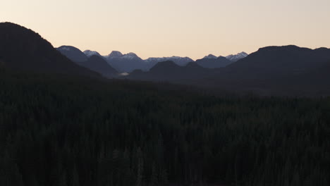 Resplandor-Travieso:-Bosques-Y-Picos-A-La-Luz-De-La-Mañana