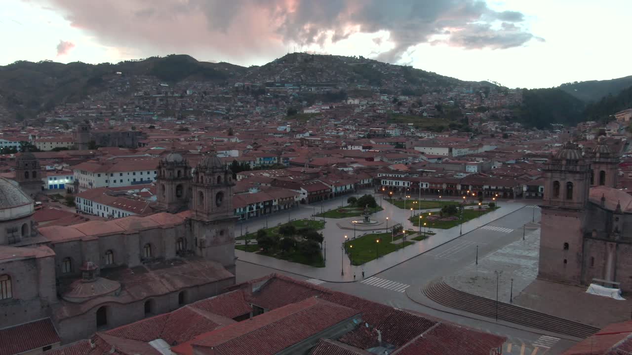 imágenes aéreas de 4k de la plaza de armas al atardecer en la ciudad de cusco, perú durante la cuarentena de coronavirus
