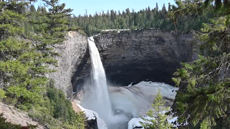 Majestuosas-Cataratas-De-Helmcken:-Impresionantes-Imágenes-Desde-Un-Trípode