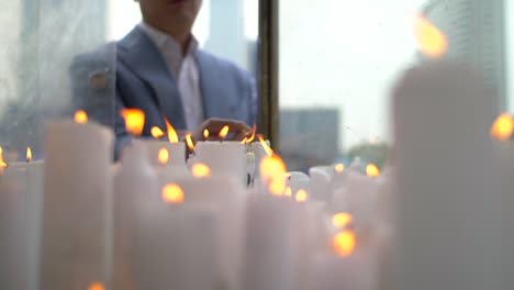 cu velas en un santuario budista