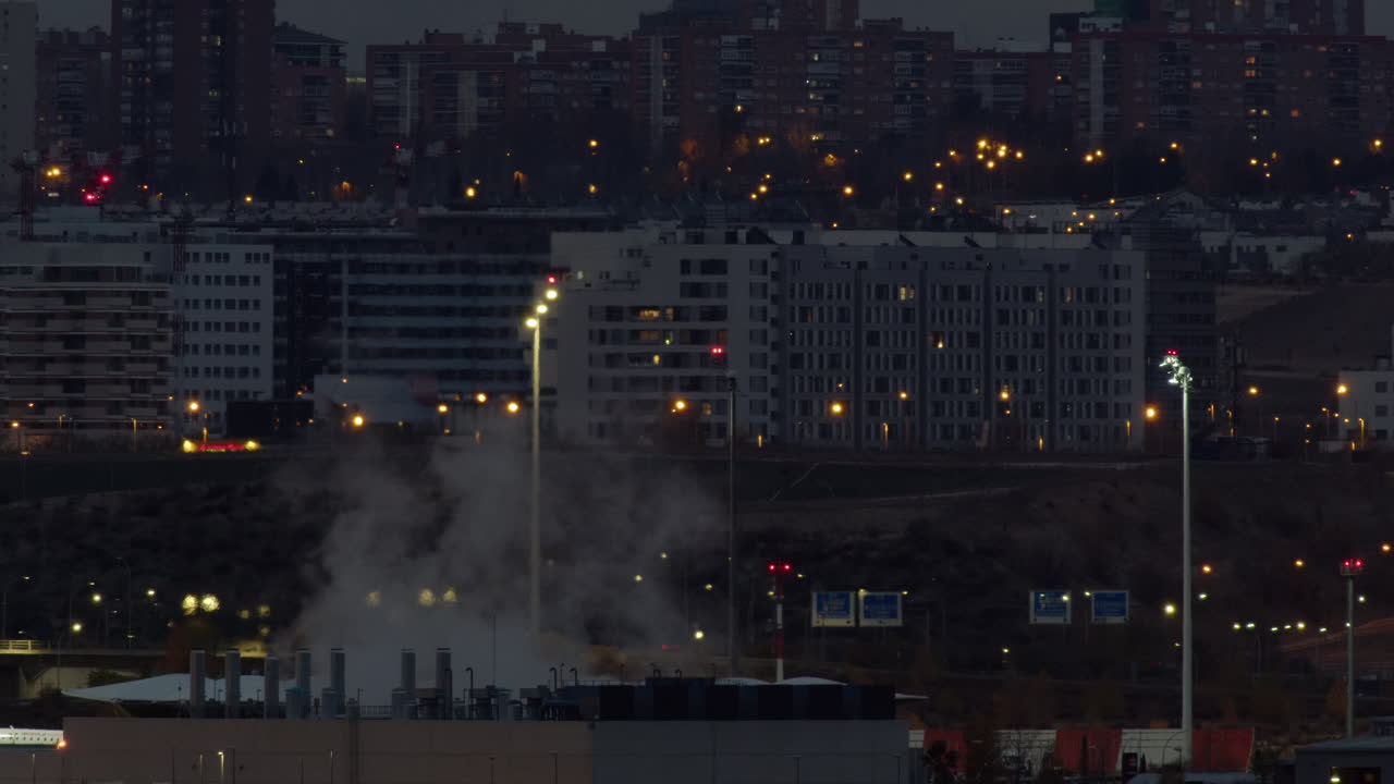아파트 하우스와 작업 플랜트와 함께 저녁 마드리드 뷰