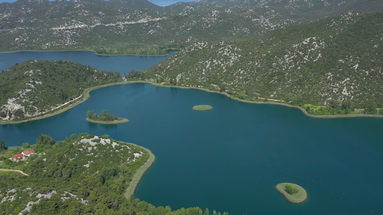 pintoresco paisaje de lagos bacina con tranquilas aguas azules y montañas boscosas en dalmacia, croacia
