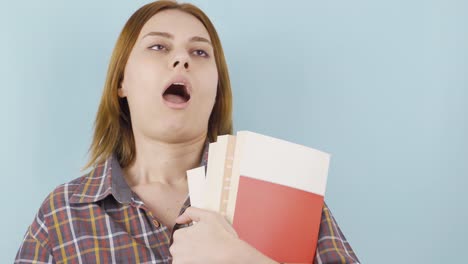 una estudiante torpe sosteniendo un libro.