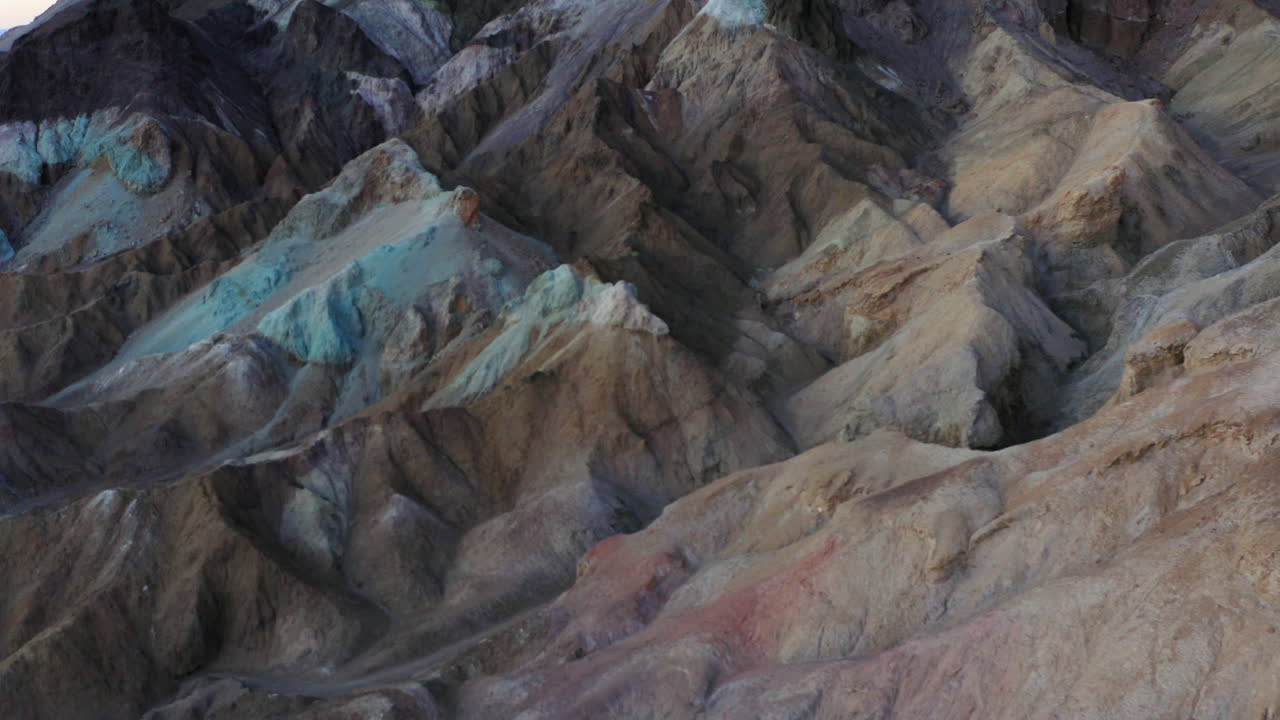 tiro aéreo de drones vuela sobre la hermosa paleta del artista a lo largo del camino del artista en el valle de la muerte, california