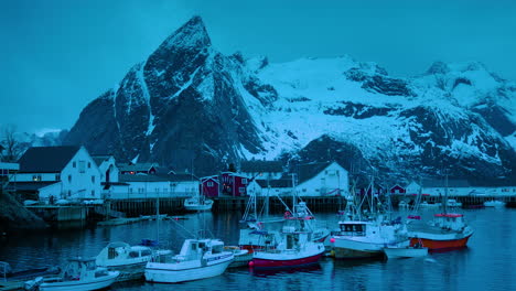 Primer-Plano-Cinematográfico-De-Barcos-De-Pesca-En-Hamnoy,-Lofoten-Al-Atardecer