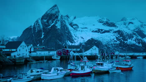primer plano cinematográfico de barcos de pesca en hamnoy, lofoten al atardecer