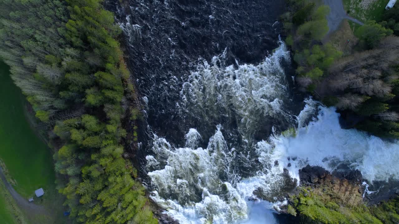 La cascata Ristafallet nella parte occidentale dello Jamtland è elencata come una delle cascate più belle della Svezia.