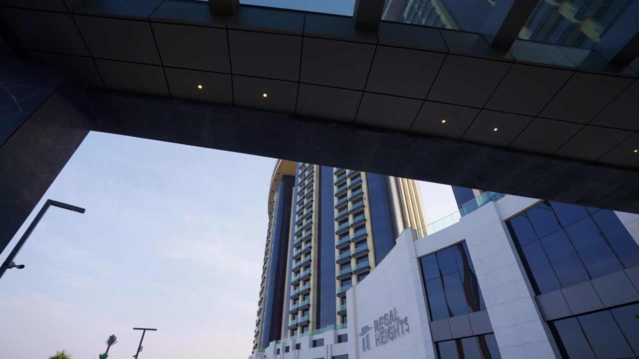 vista para un hotel en el alamein, egipto tiro de ángulo bajo, tiro de arco