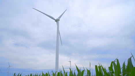 Turbina-Eólica-Que-Genera-Energía-Eólica.-Turbina-Eólica-En-El-Campo-Sobre-Fondo-De-Cielo