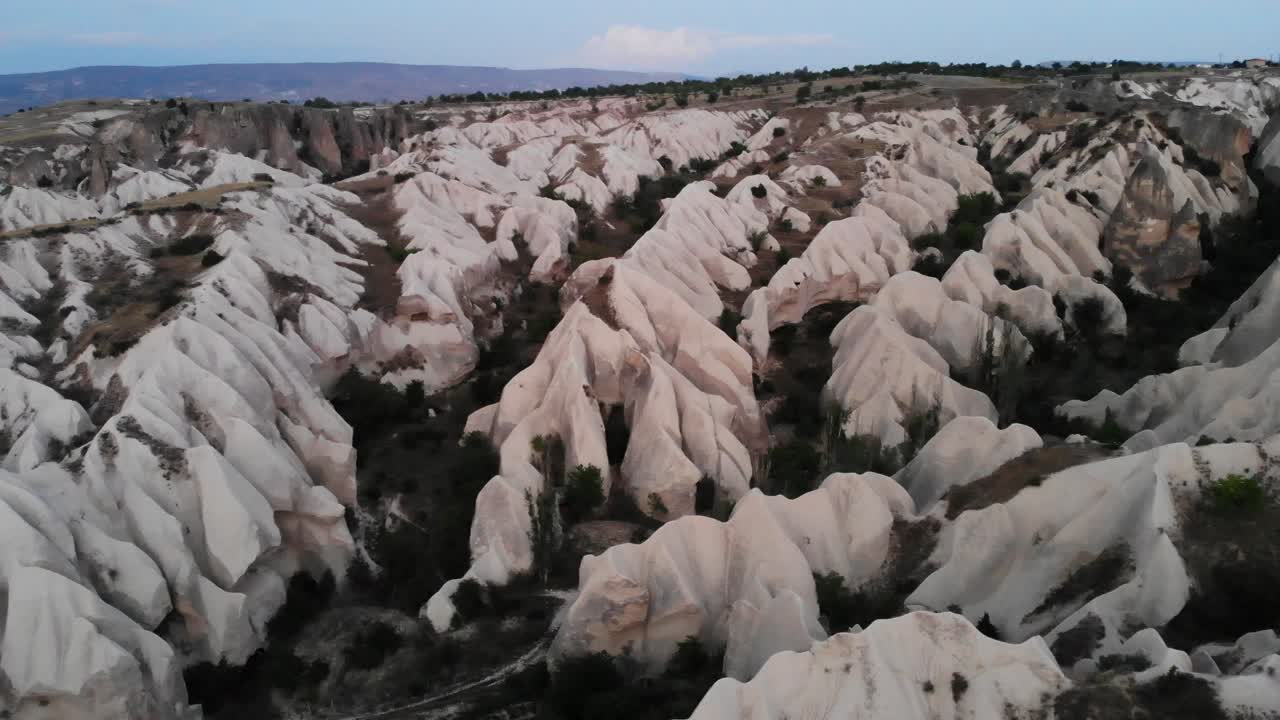 일몰 동안 괴레메 근처 사랑의 계곡 위의 느린 마빅 에어 왼쪽 움직임 - 카파도키아