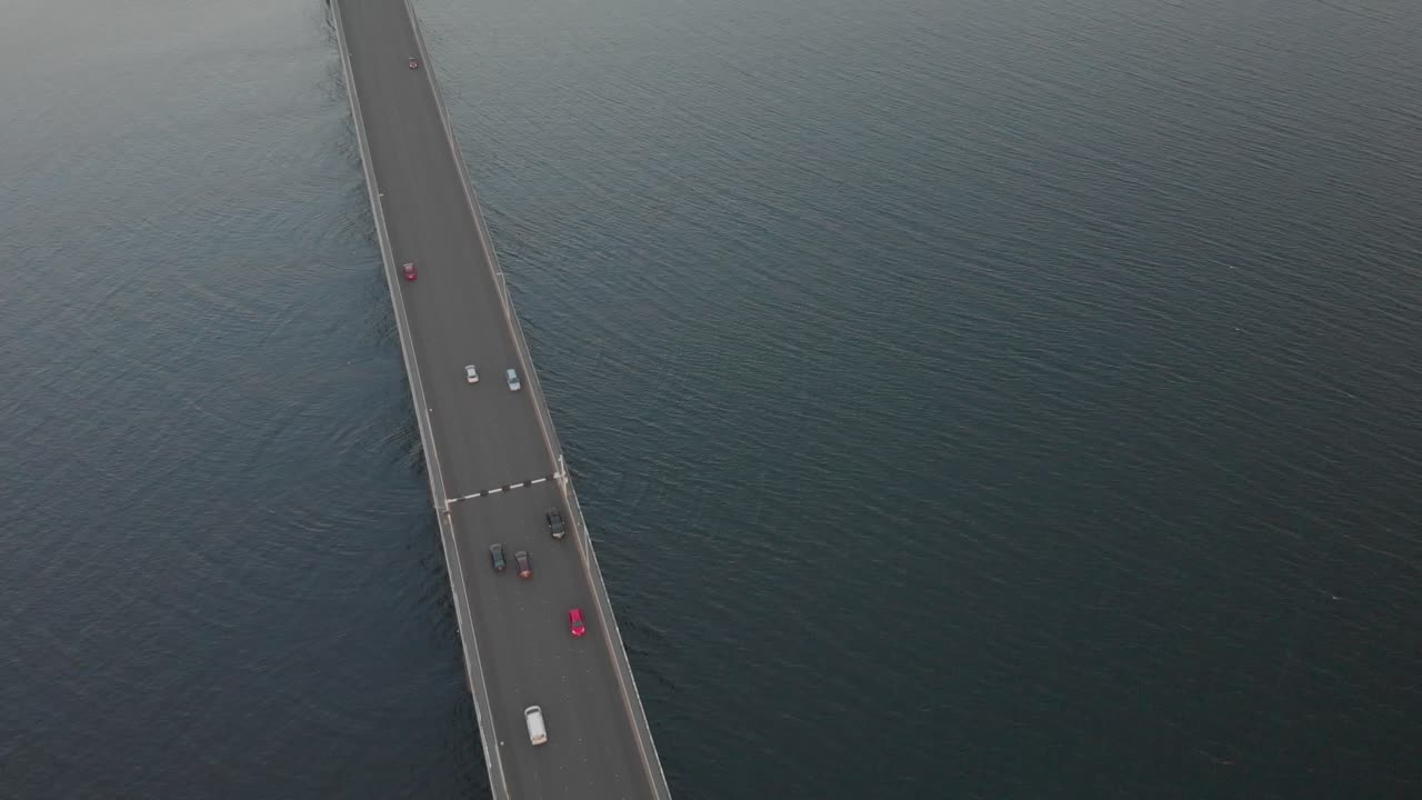 воздушный снимок над шоссе тасман бридж на закате солнца