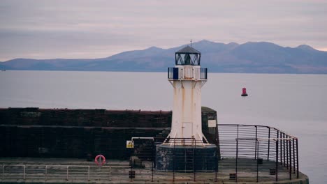 Un-Faro-Del-Puerto-Ilumina-Y-Señala-El-Camino-Para-Los-Barcos