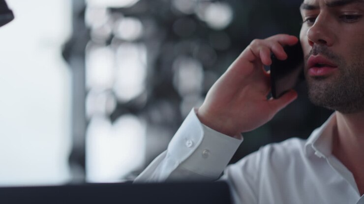 Attraktiver Fachmann telefoniert.