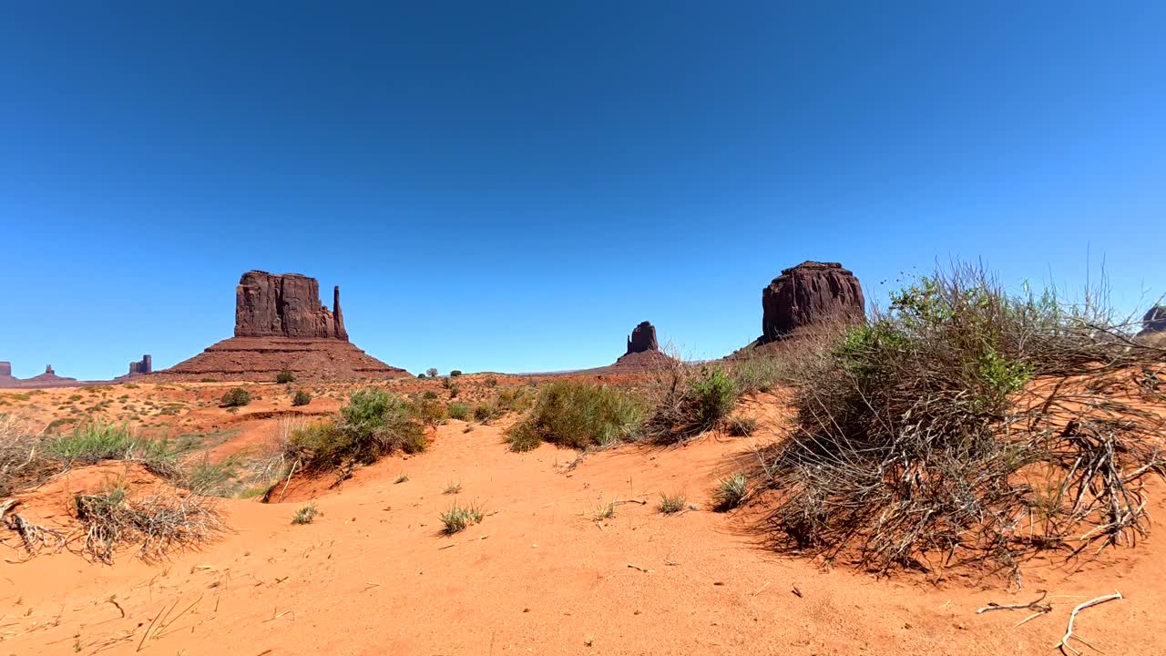 Panoramablick auf die ikonische Wüstenlandschaft des Monument Valley