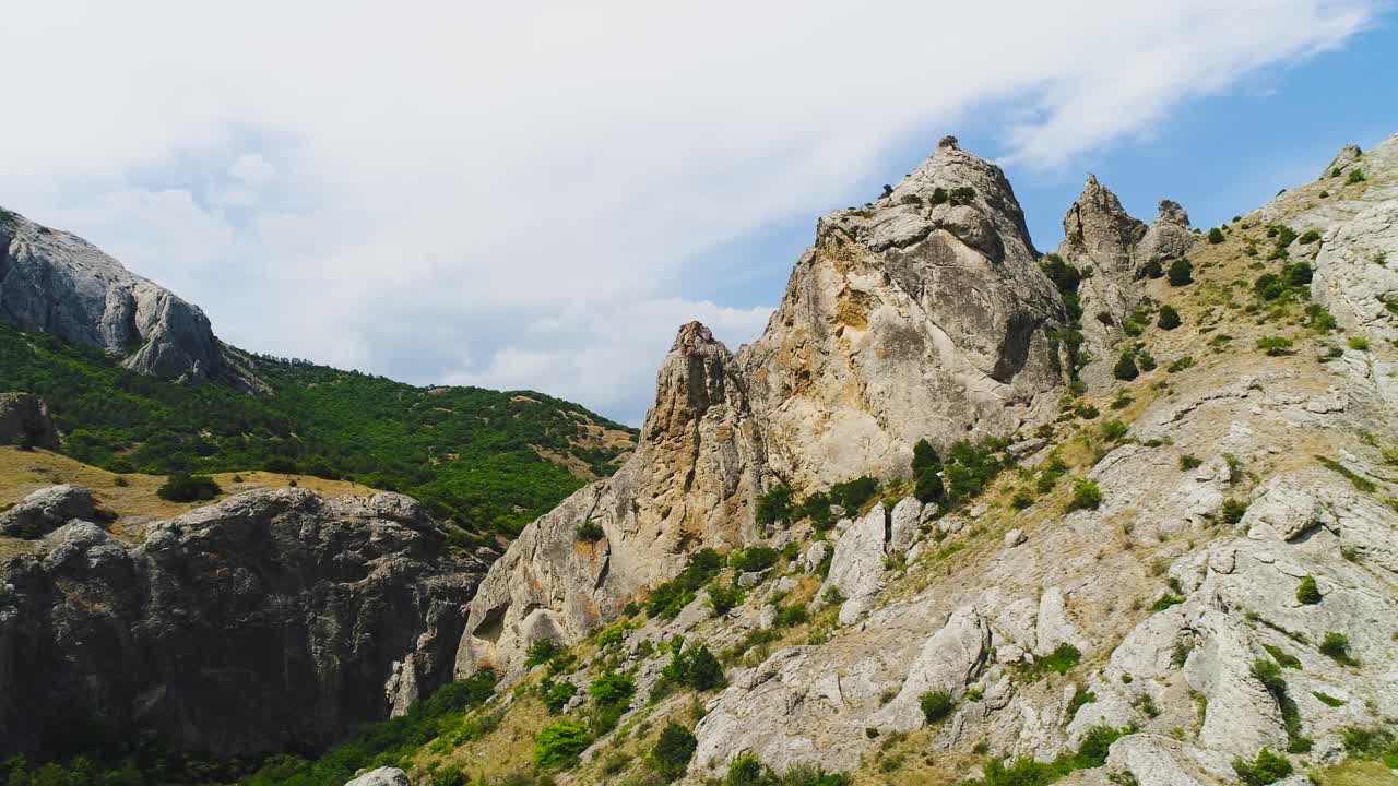 paisaje montañoso con picos rocosos y valles