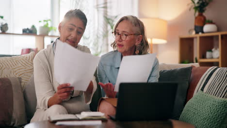 dos mujeres mayores discutiendo documentos
