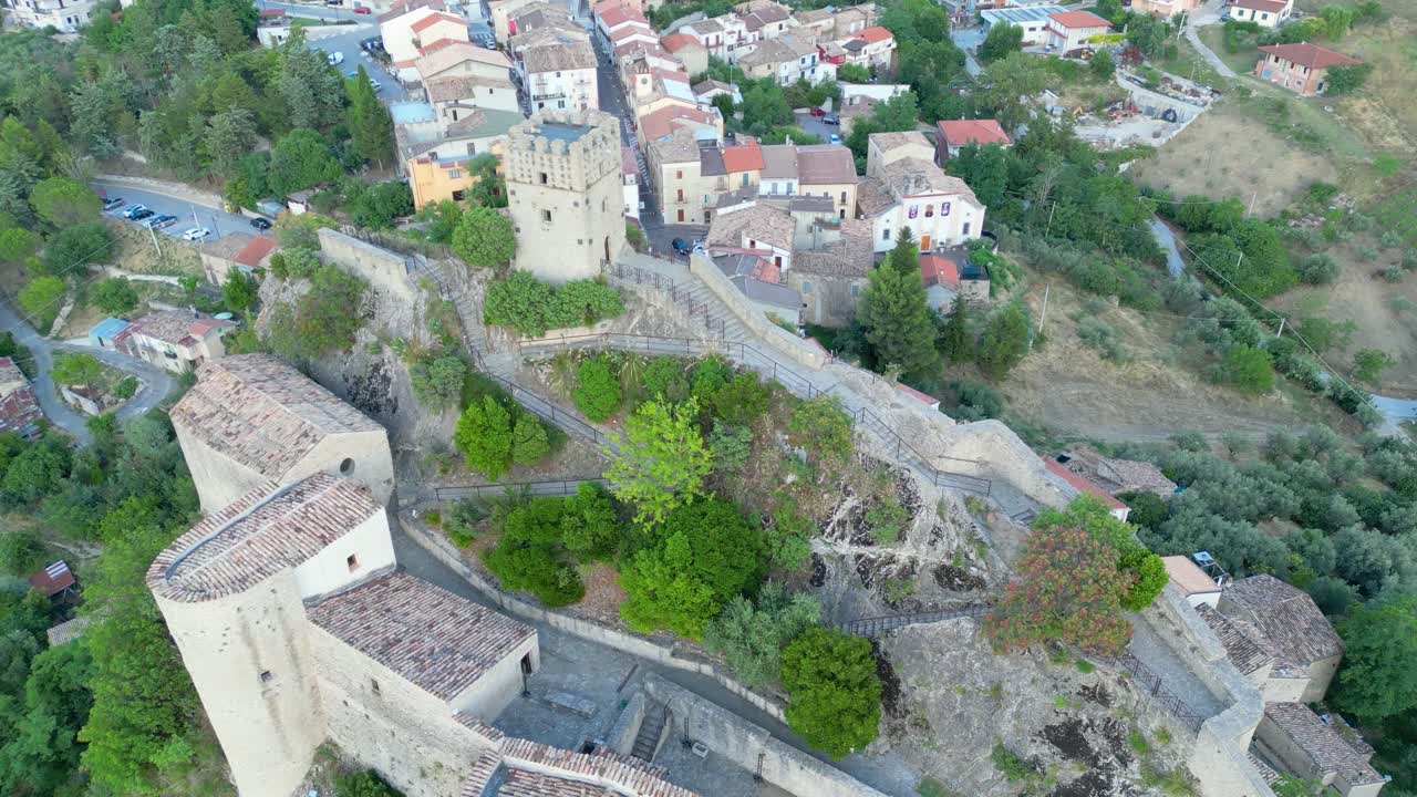 Castello roccioso medievale dall'alto, Italia